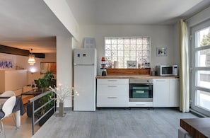 Réfrigérateur, micro-ondes, plaque de cuisson, cafetiÚre/bouilloire