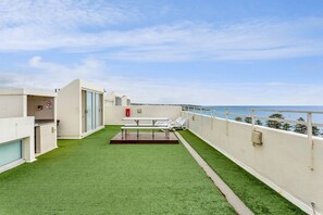 Communal Outdo Caption Displays on Direct booking, Airbnb and Trip Advisor Communal BBQor - Beachside Paradise - Ocean Views, Central Position (Manly)