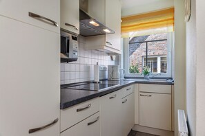 Kühlschrank, Mikrowelle, Herdplatte, Geschirrspüler