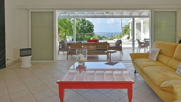 Télévision, baby-foot, chaßne hi-fi