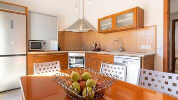 Een koelkast, een magnetron, een oven, een vaatwasser