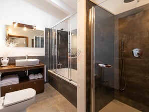 Bathtub, hair dryer, towels