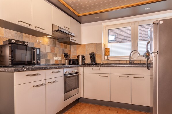 Kühlschrank, Mikrowelle, Ofen, Herdplatte