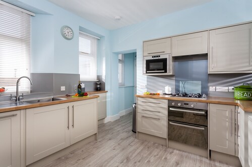 Argus Cottage situated on the Pendeen Lighthouse site, on a majestic granite headland for 3 guests.