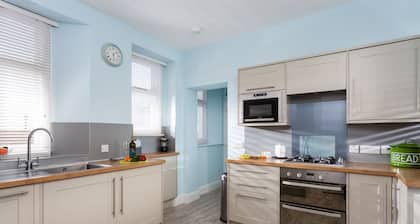 Argus Mökki sijaitsee Pendeenin majakka-sivustolla majesteettisella graniittirivillä 3 hengelle.