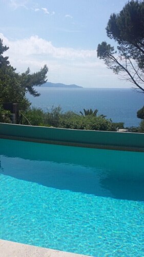 Apartment with 2 bedrooms, private garden, private access to the sea and swimming pool