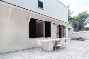 Outdoor dining - Spacious villa, surrounded by a pine forest, 300 meters from the sea and the town (Nardò ( Lecce))