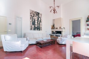 Kamin, DVD-Player, Bücher, Stereoanlage