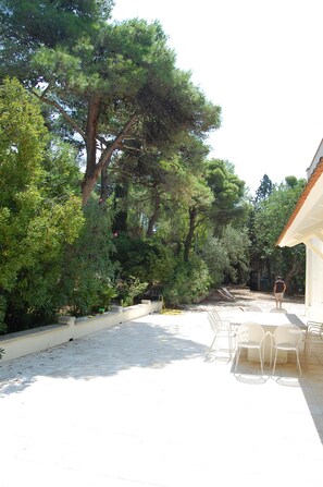 Outdoor dining - Spacious villa, surrounded by a pine forest, 300 meters from the sea and the town (Nardò ( Lecce))