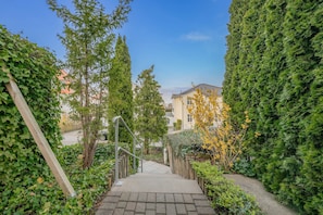 A pathway leading to a building with a clear sky above. - Cozy vacation apartment in Ahlbeck with terrace - only 100 m to the Baltic Sea (Seebad Ahlbeck)