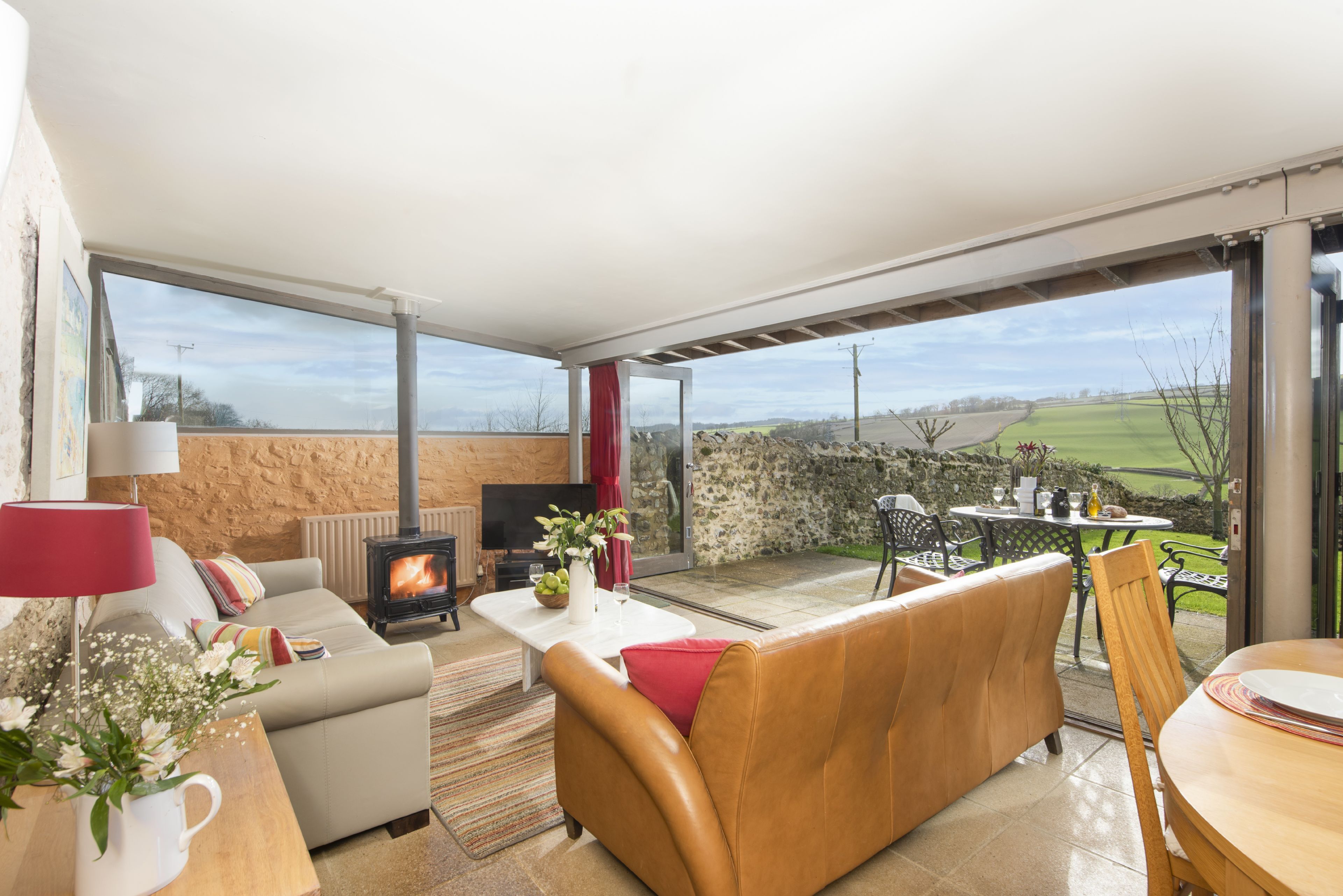 TV, lareira, DVD player, aparelho de som