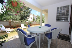 Outdoor dining - Cheap apartment in Medulin with air conditioning (Medulin)
