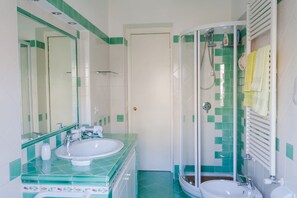 Baignoire, sèche-cheveux, bidet