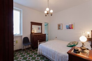 2 bedrooms, iron/ironing board, free WiFi