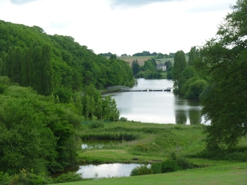 Vue sur les 2 étangs et sur la pelouse devant le gßte