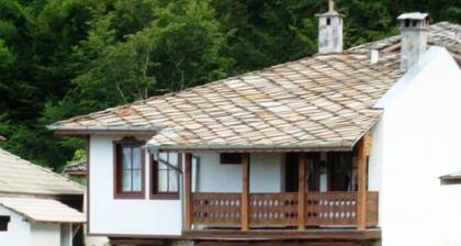 Spacious house with terrace and balcony with good views, comfortable furnishings