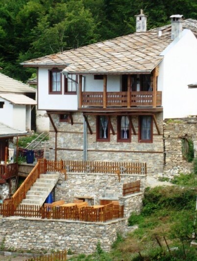 Spacious house with terrace and balcony with good views, comfortable furnishings