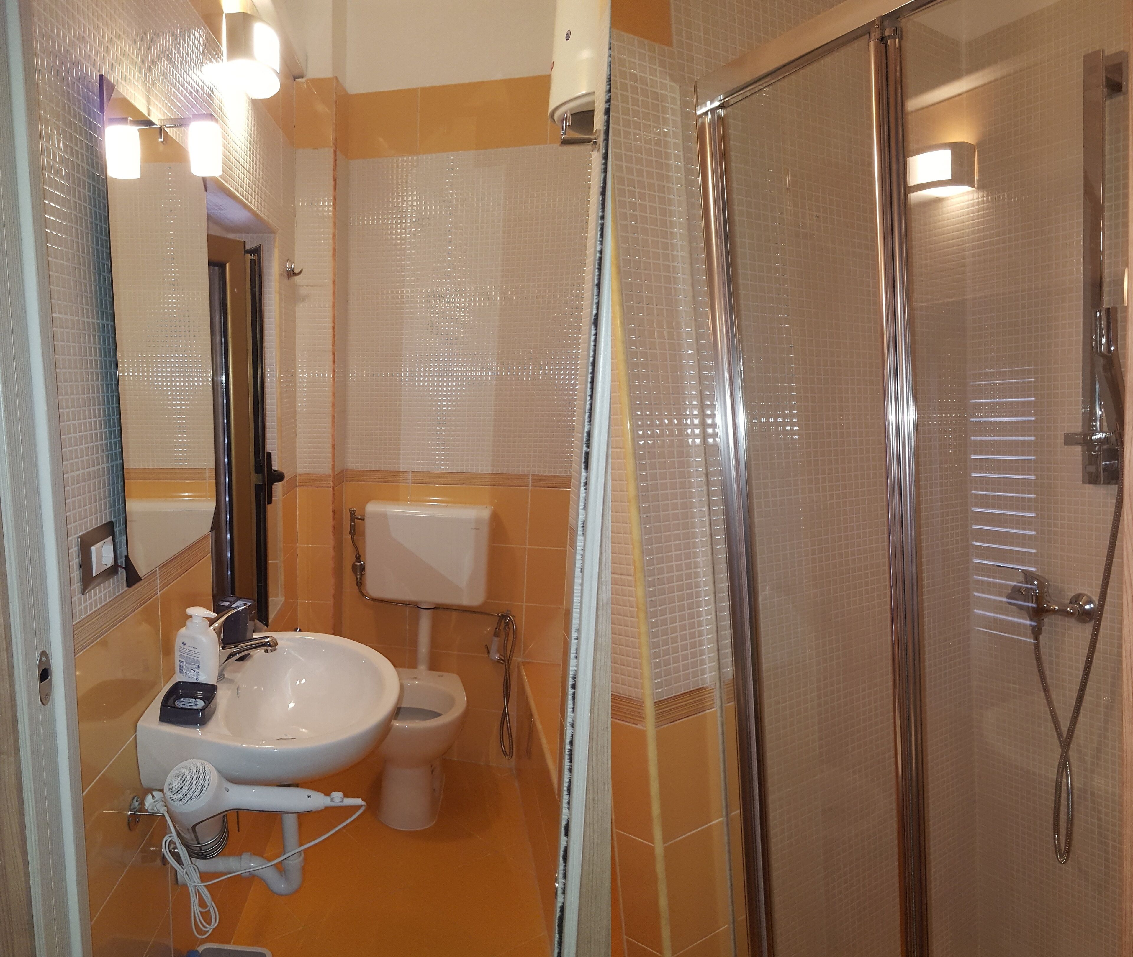 Doccia, asciugacapelli, asciugamani, carta igienica