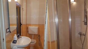 Dusche, Haartrockner, Handtücher, Toilettenpapier