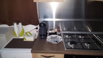 Kühlschrank, Ofen, Herdplatte, Wasserkocher mit Kaffee-/Teezubehör