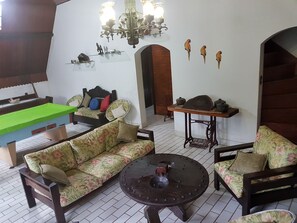 Televisio, DVD-soitin, videokirjasto