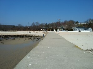 Beach nearby, sun loungers - Family Summer Cottage, 0.1 mile from
private beach (East Lyme)