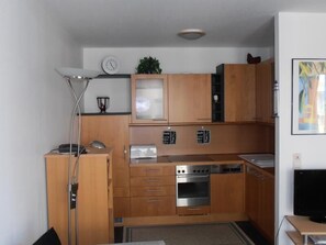 Køleskab, ovn, opvaskemaskine, kaffe-/temaskine