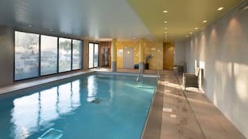 Piscina coperta, una piscina riscaldata