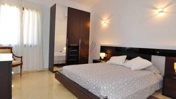 3 bedrooms, iron/ironing board, internet, bed sheets