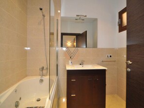 Bañera, secador de pelo, toallas