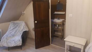 2 bedrooms, travel cot, WiFi, bed sheets