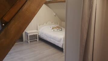 2 bedrooms, travel crib, WiFi, bed sheets