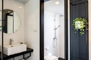 Shower, free toiletries, hair dryer, slippers - Asa Hotel (Chiang Mai)