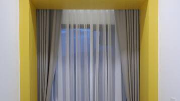 Cofres nos quartos, escrivaninha, cortinas blackout, Wi-Fi de cortesia