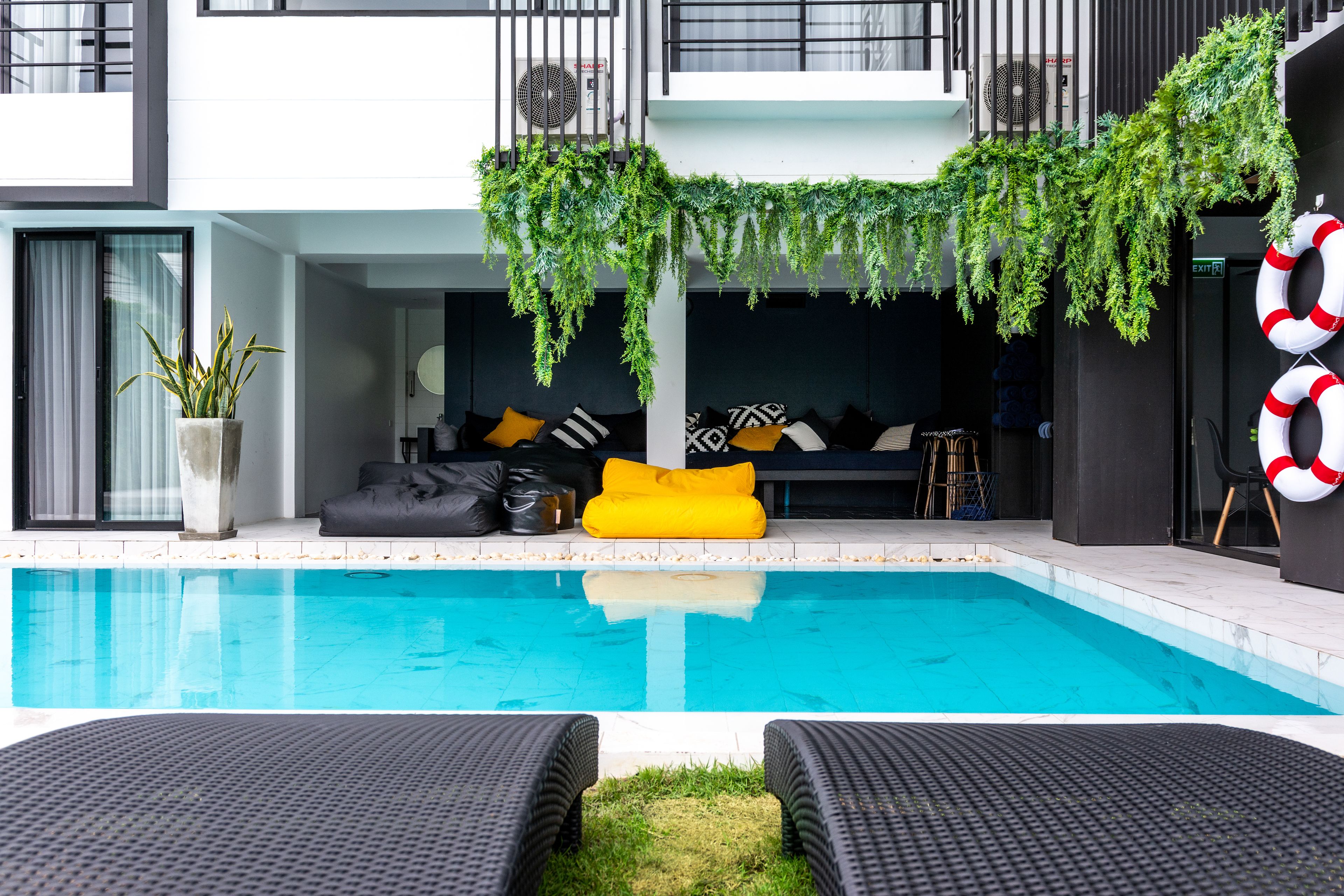 Una piscina al aire libre