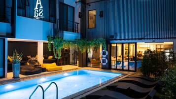 Una piscina al aire libre