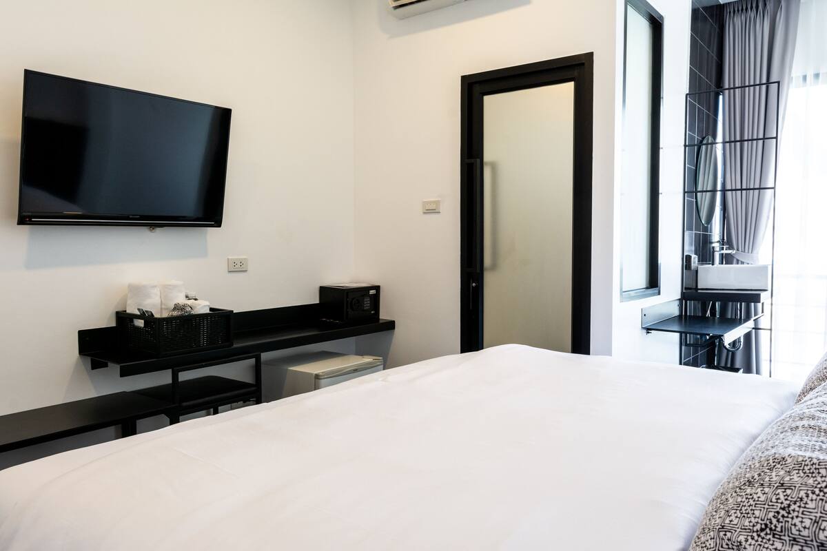 Double Room | In-room safe, desk, blackout drapes, WiFi (free)