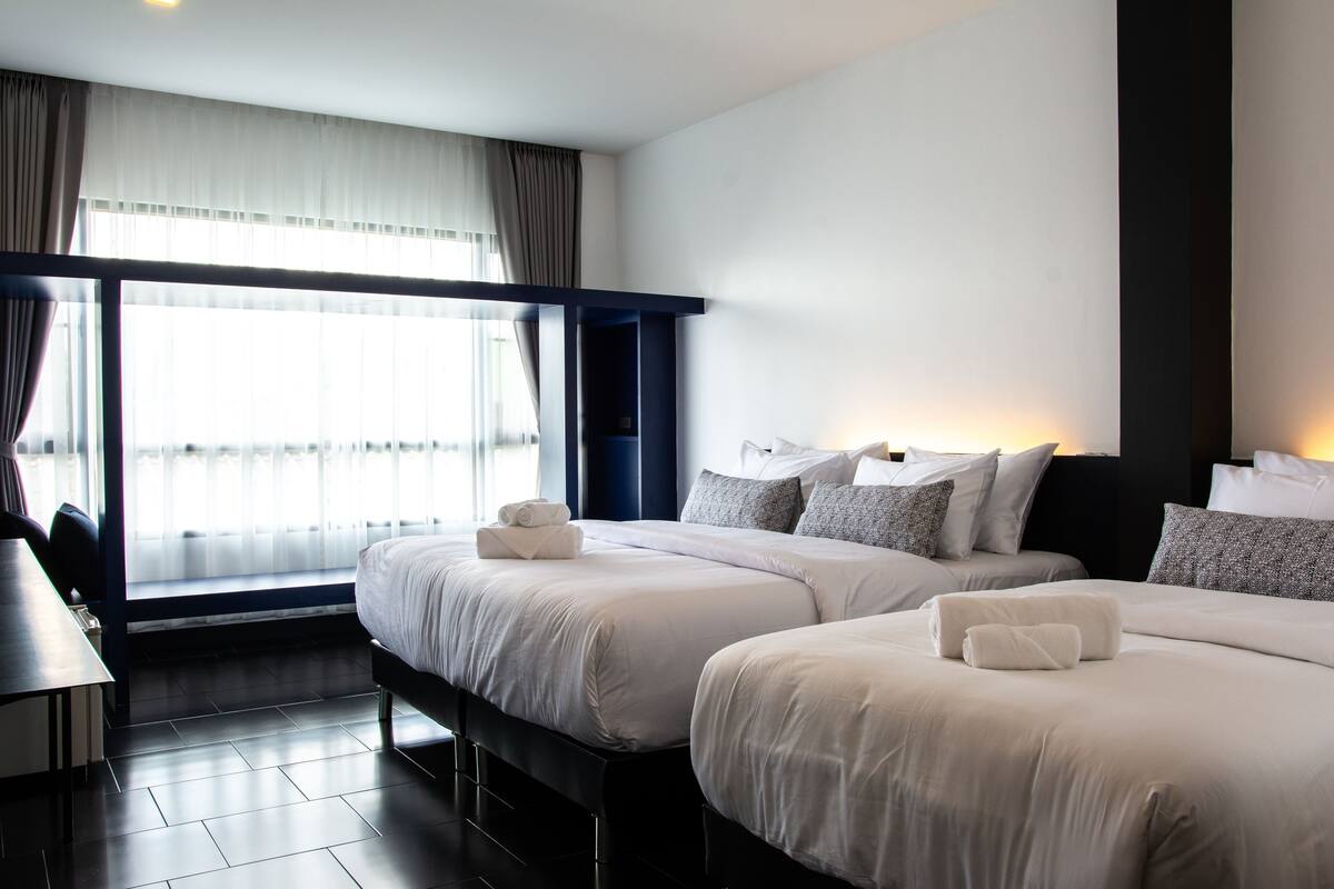 Triple Room | In-room safe, desk, blackout drapes, WiFi (free)