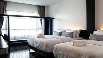 Triple Room | In-room safe, desk, blackout drapes, free WiFi