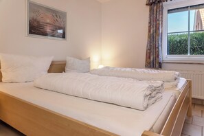 2 bedrooms, free WiFi - Just the stress of everyday life forget this quiet ground floor apartment vo (Carolinensiel)
