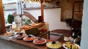 Desayuno buffet (EUR 10 por persona) 