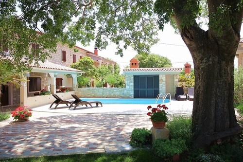 Apartment with pool and pets are also allowed