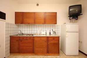 Fridge, stovetop, coffee/tea maker, cookware/dishes/utensils
