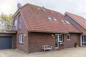 Exterior - Bright and domesticated: The duplex apartment with its ca. (Carolinensiel)