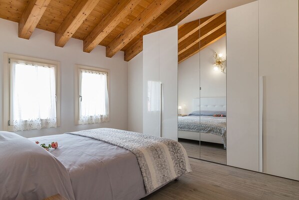 2 bedrooms, desk, iron/ironing board, free WiFi
