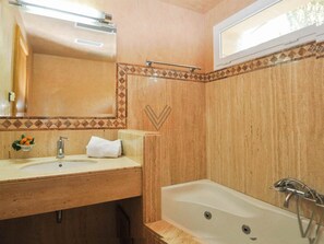 Badekar, hårtørrer, håndklæder
