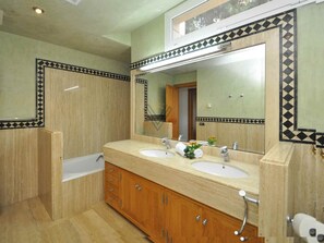 Baignoire, séchoir à cheveux, serviettes fournies