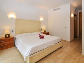 4 soverom, strykejern/-brett, internettilgang og sengetøy