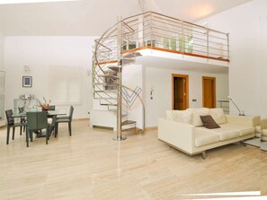 Una televisión, un reproductor de DVD