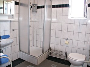 Shower, towels - On the first floor with balcony and sea view (Nin)